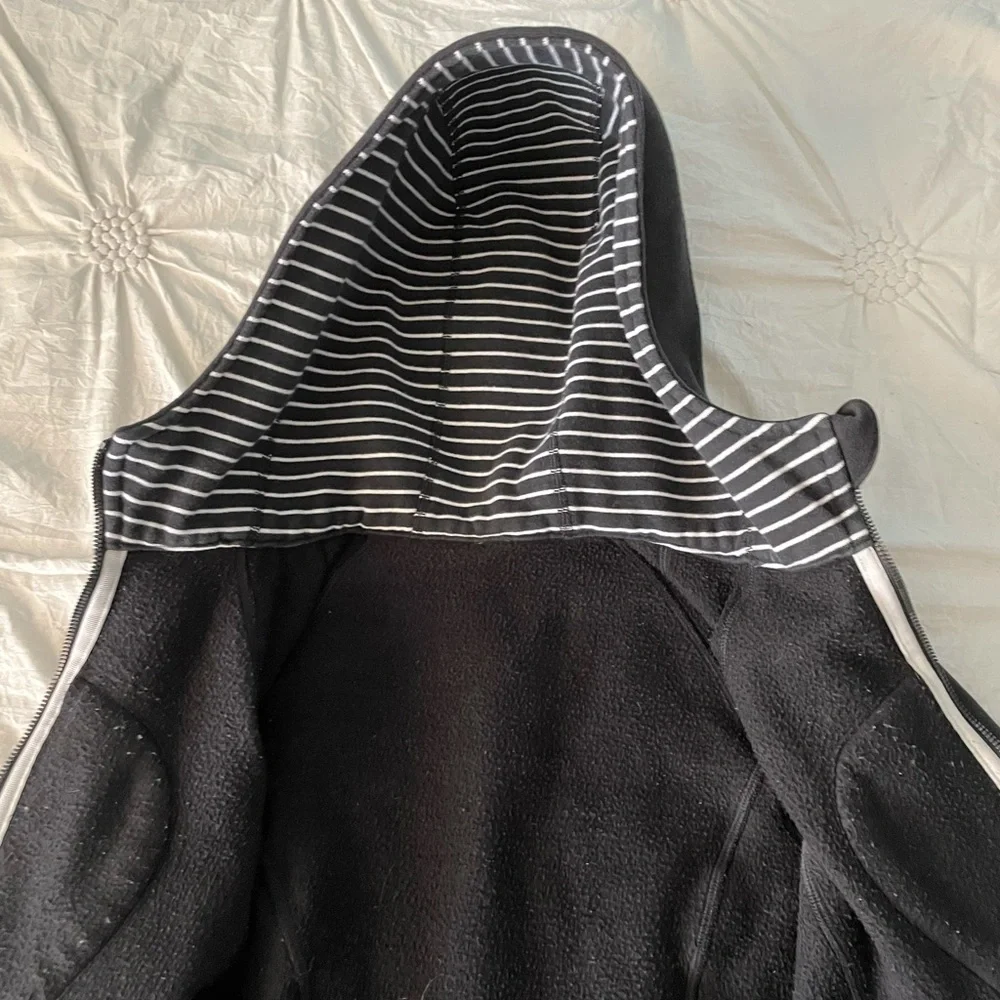 Black Vintage Lululemon Jacket - Picture 4 of 5